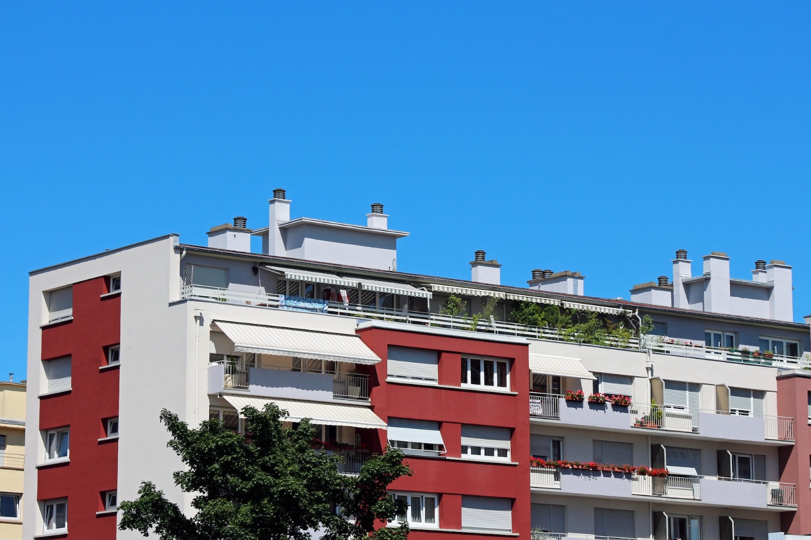 Edificio residencial colectivo con balcones