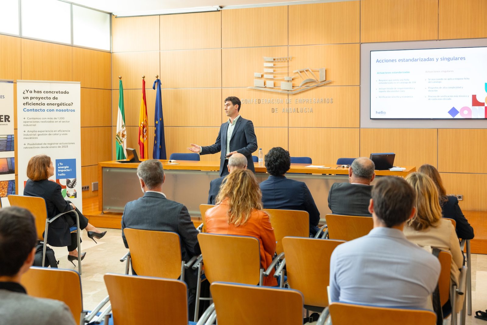 Miembro del equipo AHORIAL presentando el sistema CAE en la jornada de Andalucía