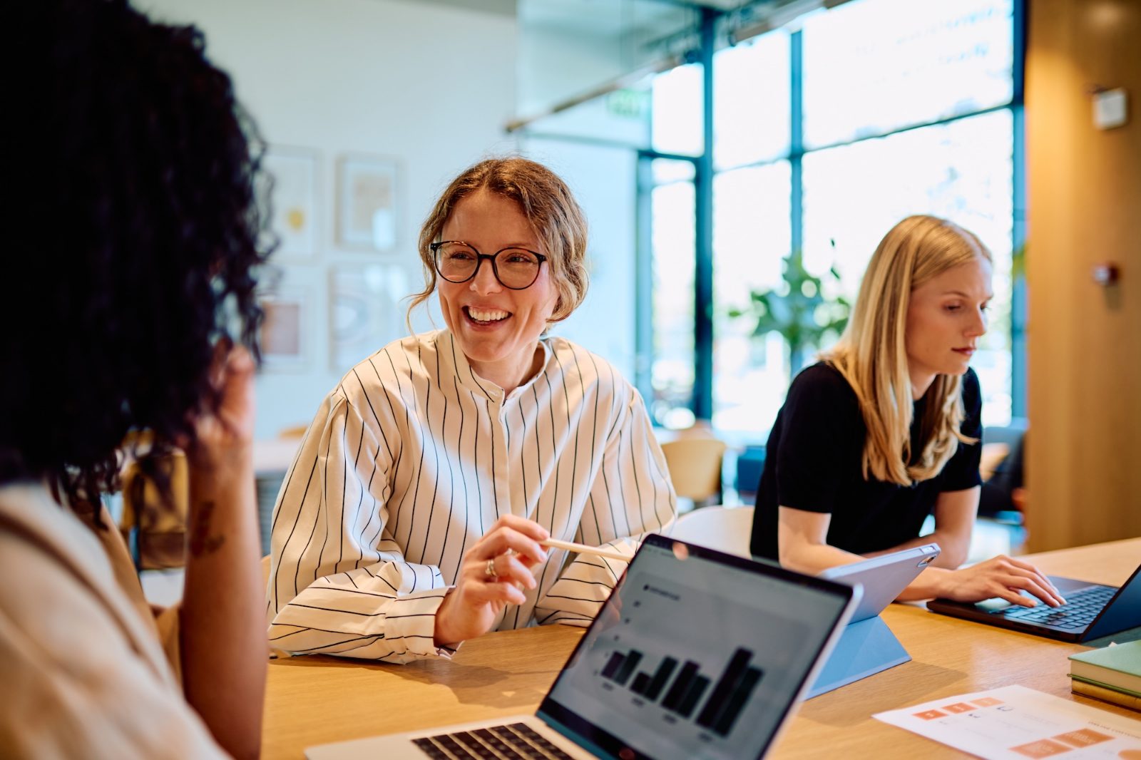 Compañeras de trabajo colaborando en una oficina