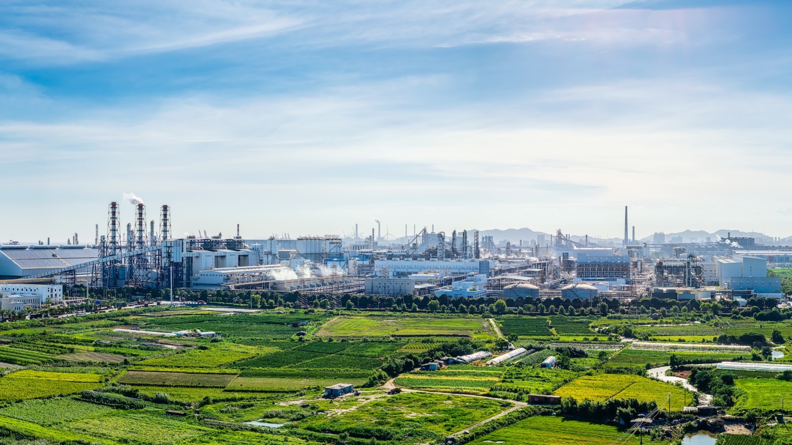 Planta industrial junto a campos de cultivo