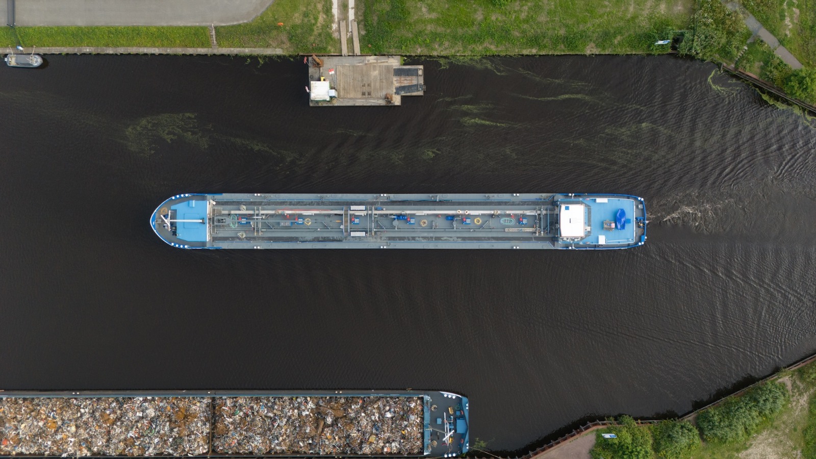 Barcaza de transporte fluvial en un canal, vista aérea